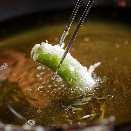 Hotel The Celestine Kyoto Gion Dış mekan fotoğraf A spring roll being dipped in hot oil