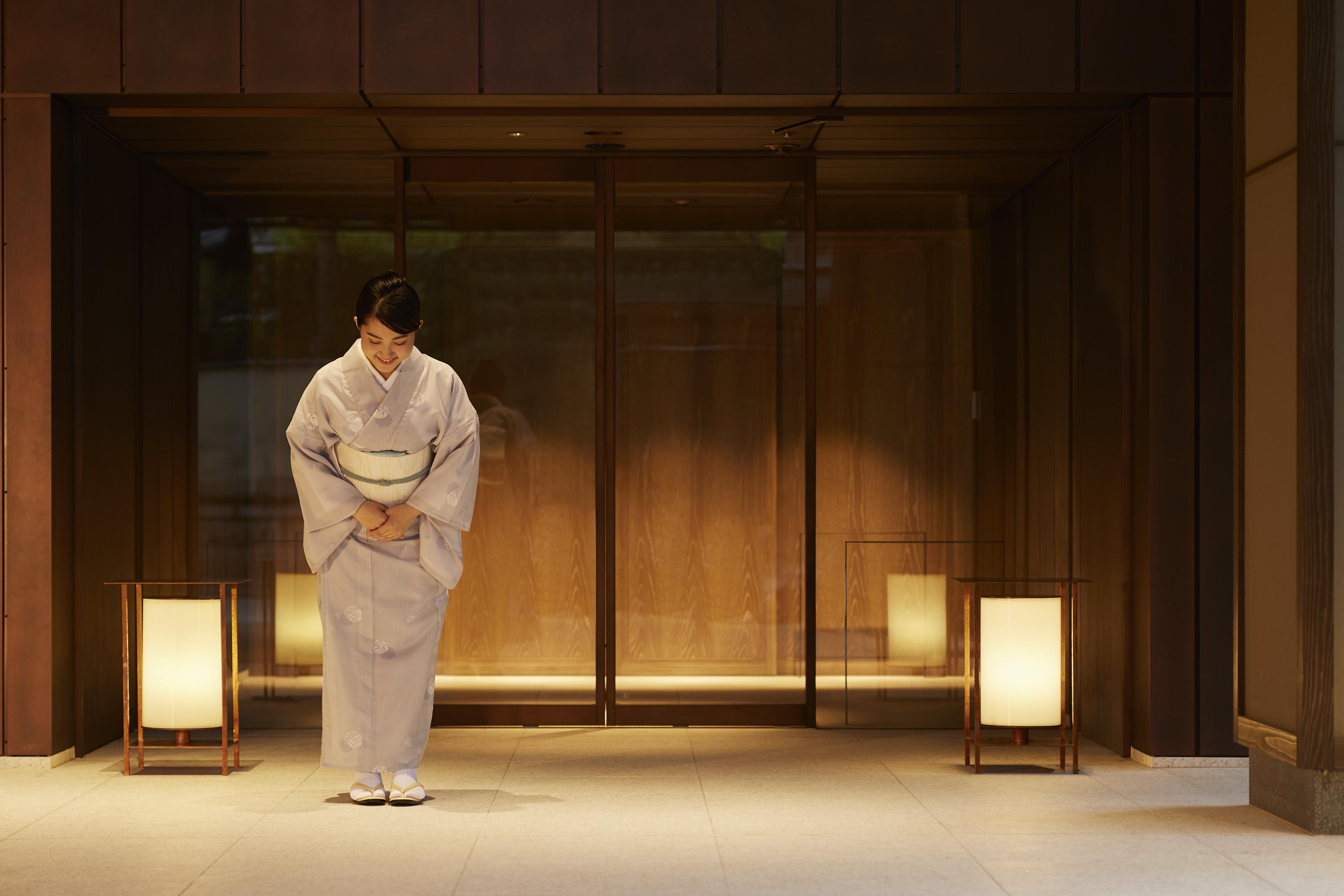 Hotel The Celestine Kyoto Gion Dış mekan fotoğraf A Japanese hotel employee bowing