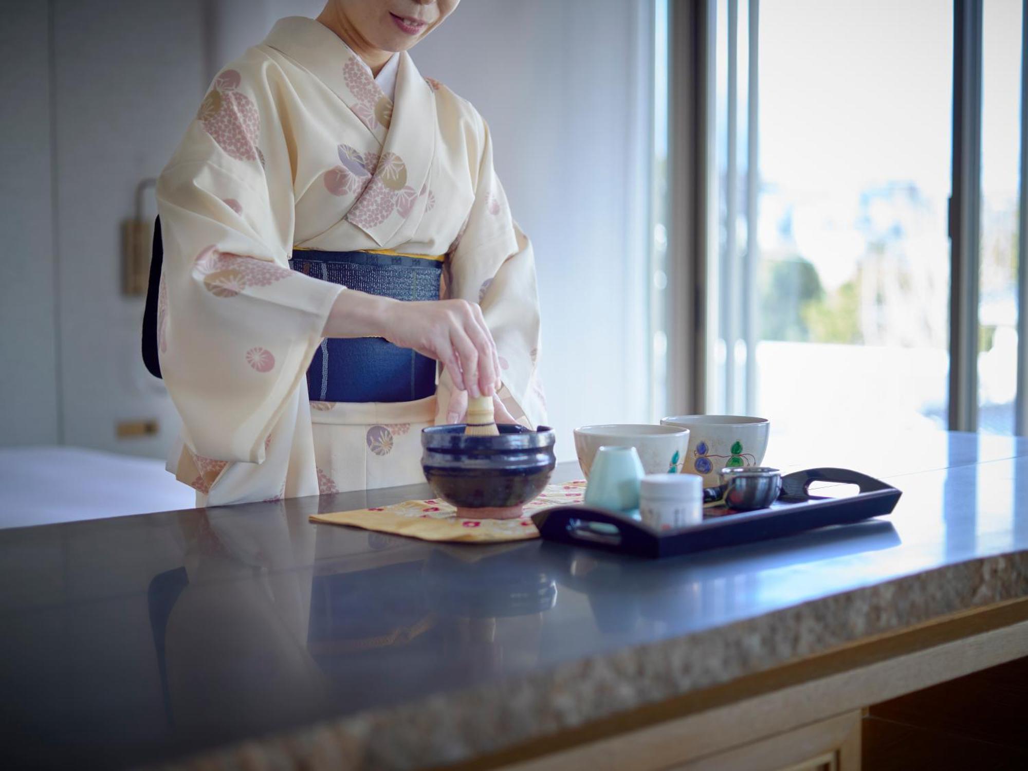 Hotel The Celestine Kyoto Gion Dış mekan fotoğraf A woman in a yukata preparing a Japanese tea ceremony
