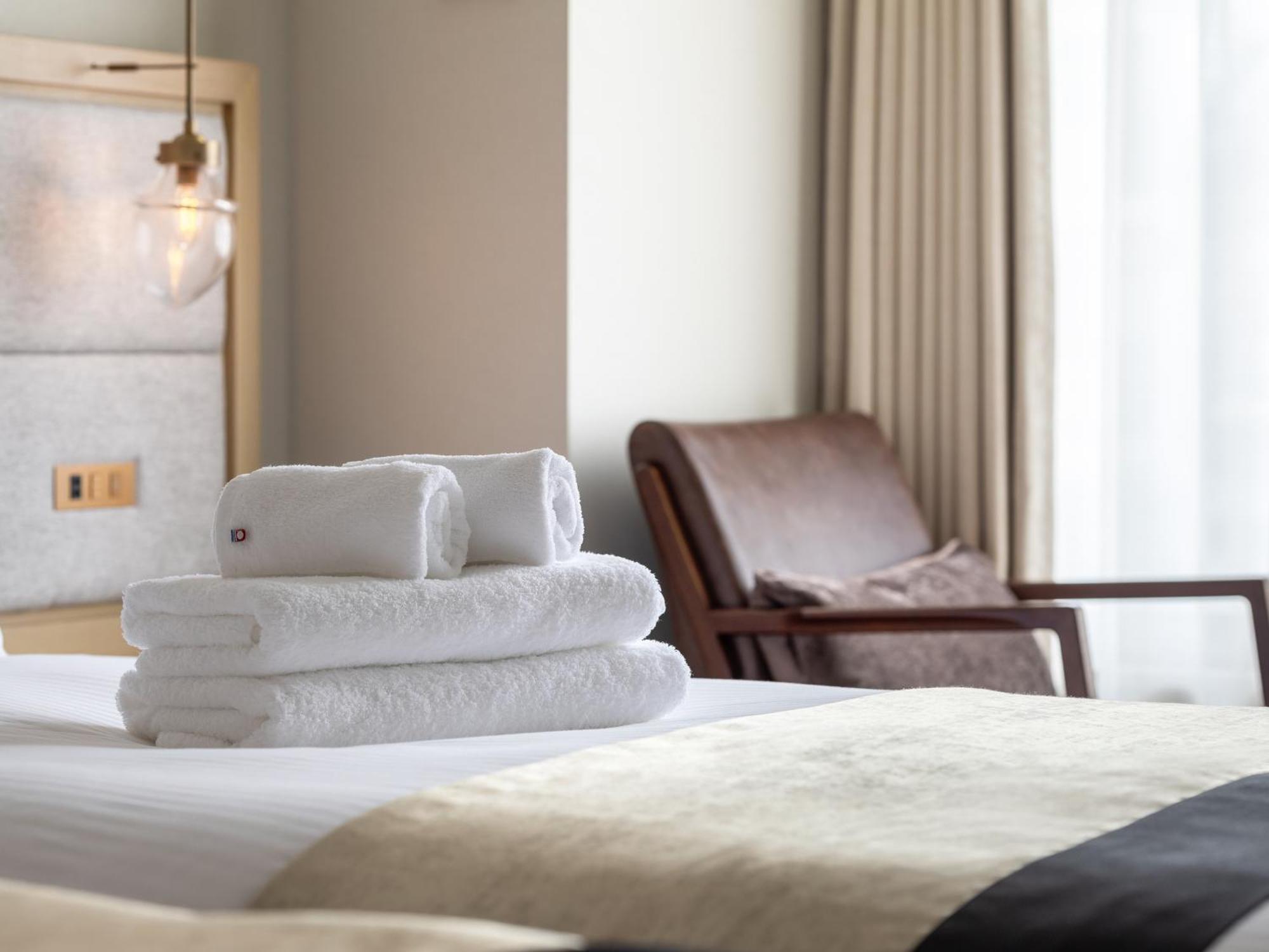 Hotel The Celestine Kyoto Gion Dış mekan fotoğraf A stack of towels on a bed