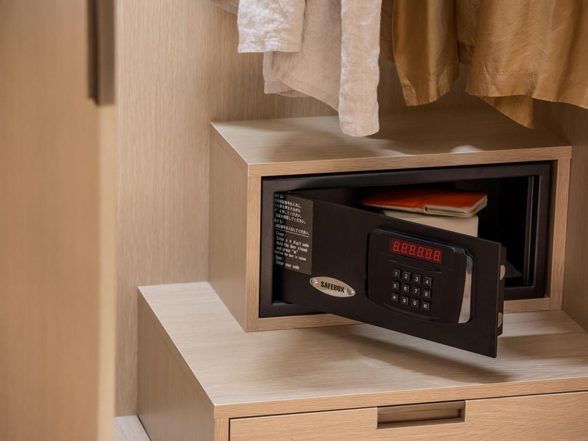 Hotel The Celestine Kyoto Gion Dış mekan fotoğraf A safe in a hotel room