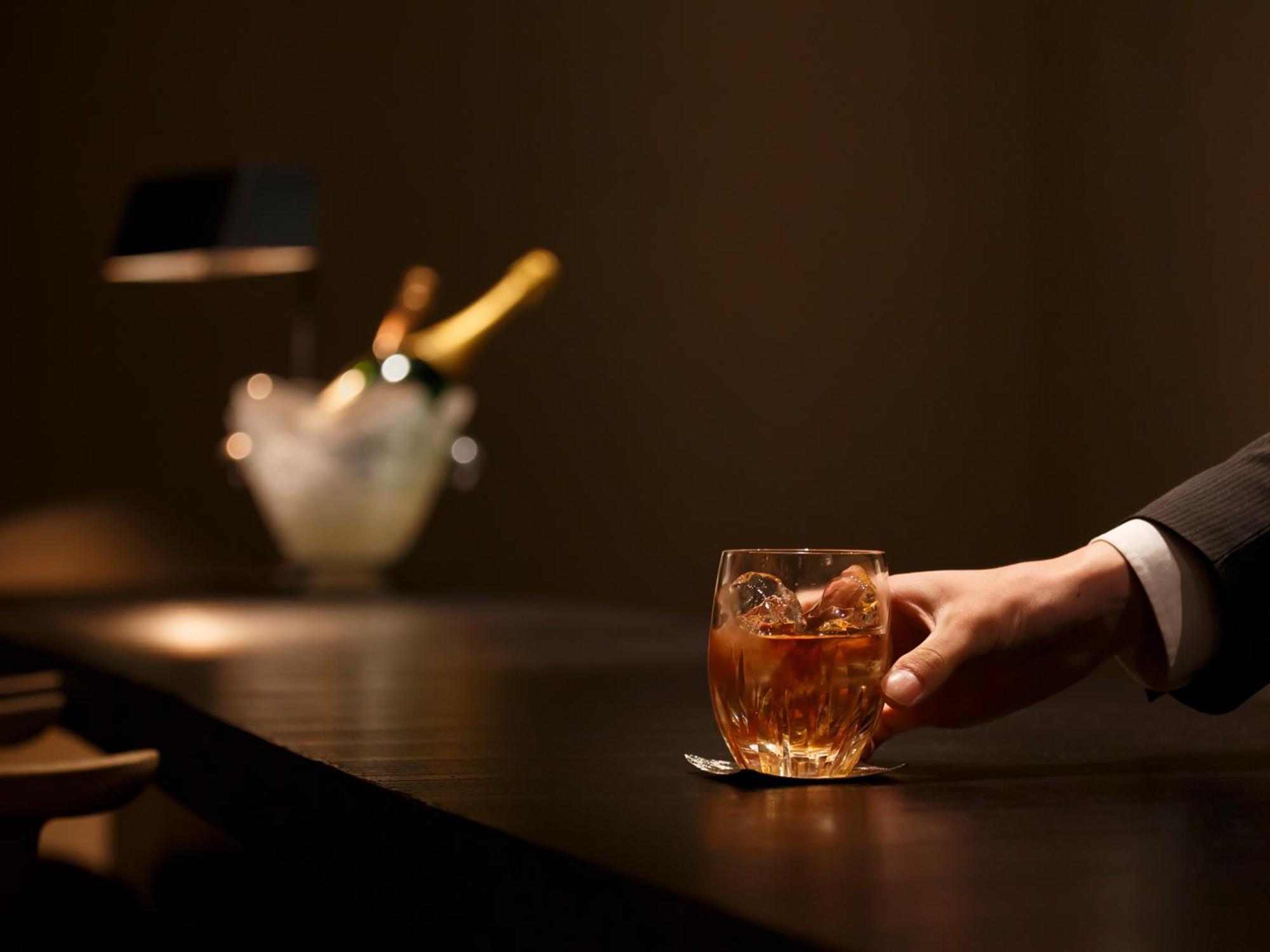 Hotel The Celestine Kyoto Gion Dış mekan fotoğraf A bartender serving a drink